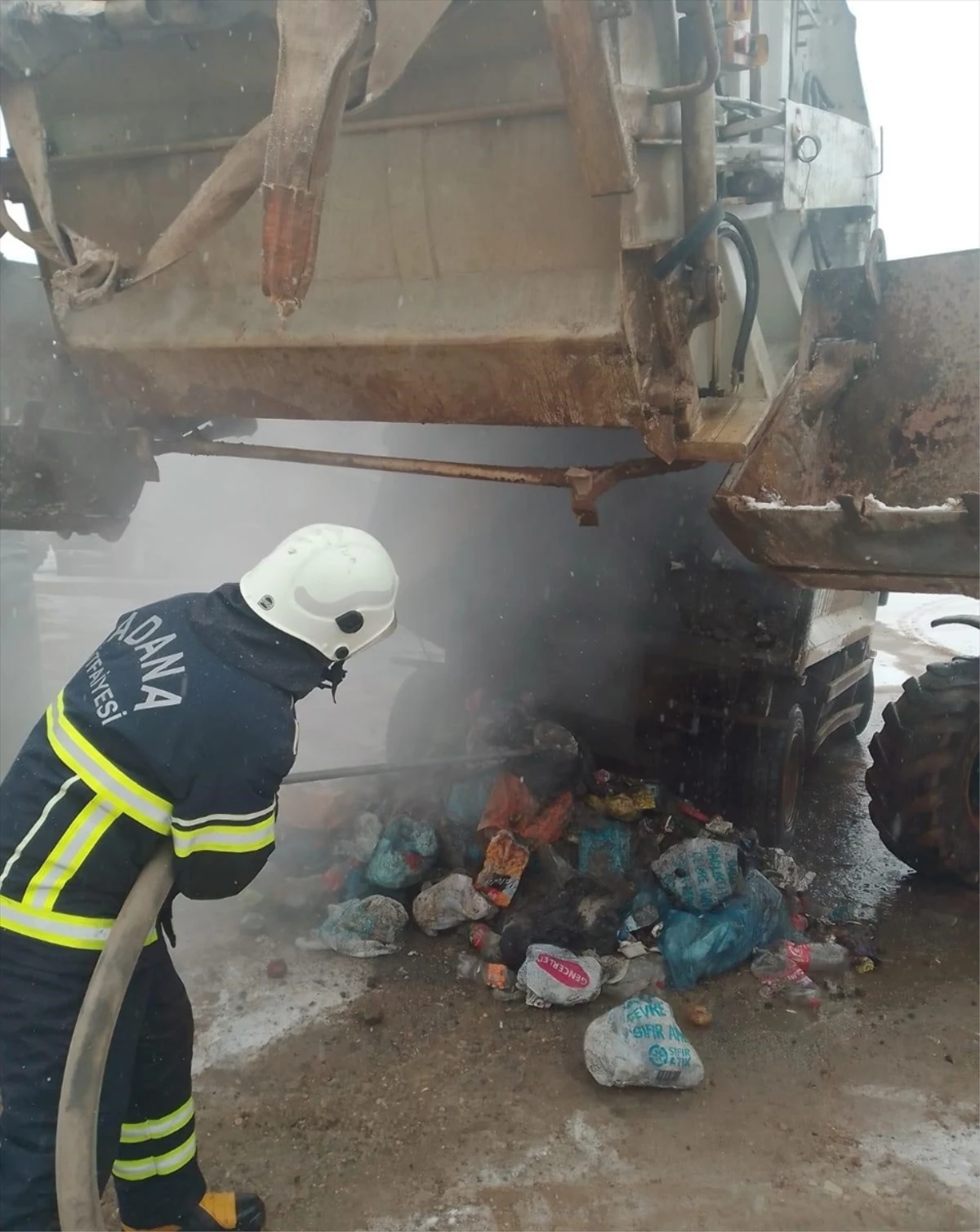 Adana\'nın Tufanbeyli ilçesinde çöp kamyonunda çıkan yangın söndürüldü
