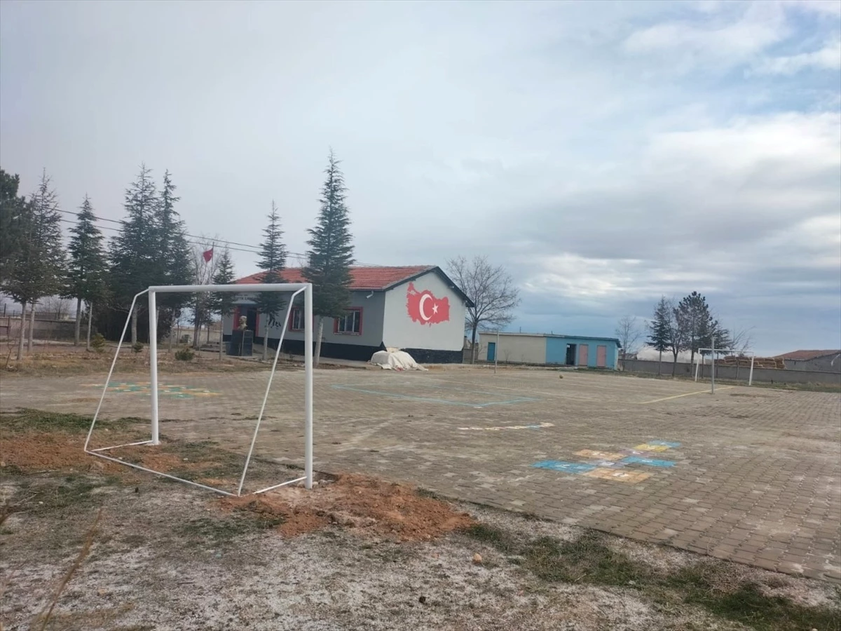 Eskil\'deki öğrenciler köy okullarına spor ekipmanları monte etti