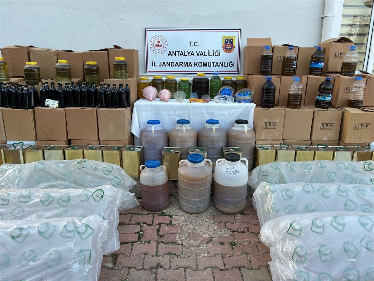 Antalya\'da 3,5 Ton Sahte Zeytinyağı Operasyonu