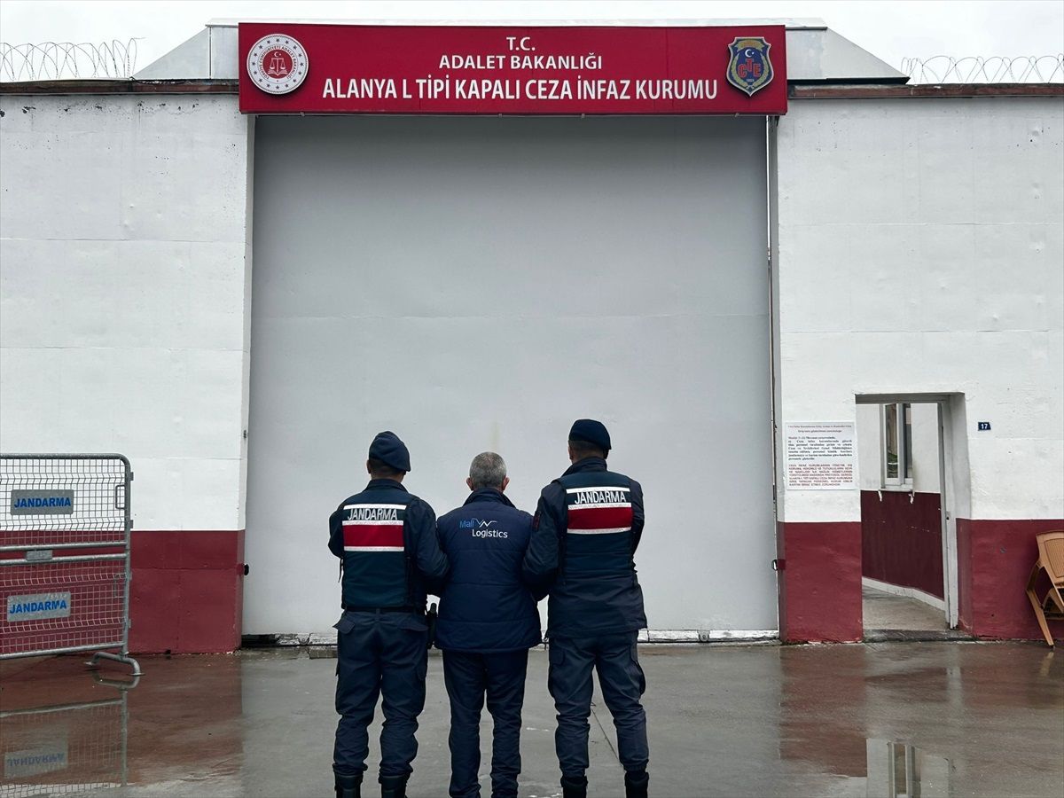 Antalya\'da 233 hükümlü yakalandı, 540 şüpheli gözaltına alındı