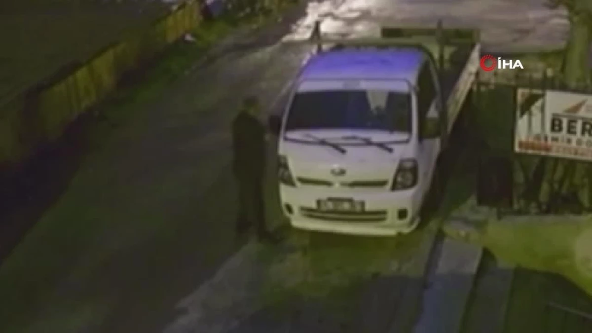 Arnavutköy\'de ilginç hırsızlık kamerada: Kamyonetteki sileceği sökerek çaldı