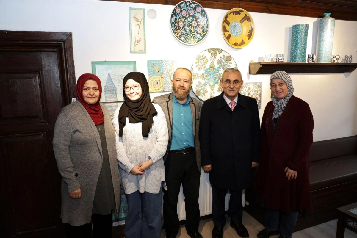 Kütahya Belediye Başkanı Prof. Dr. Alim Işık, Çini Sanatçısı İsmail Yiğit\'i ziyaret etti