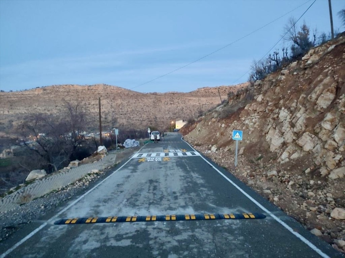 Batman\'da 35 köy yoluna \'önce yaya\' trafik işareti çizildi