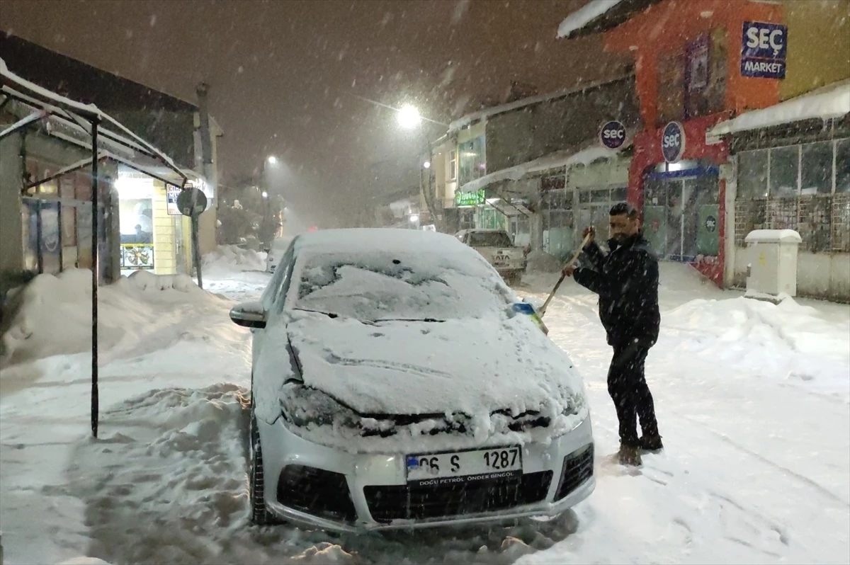 Bingöl\'ün Karlıova ilçesinde 20 yerleşim biriminin yolu kar yağışı nedeniyle kapandı