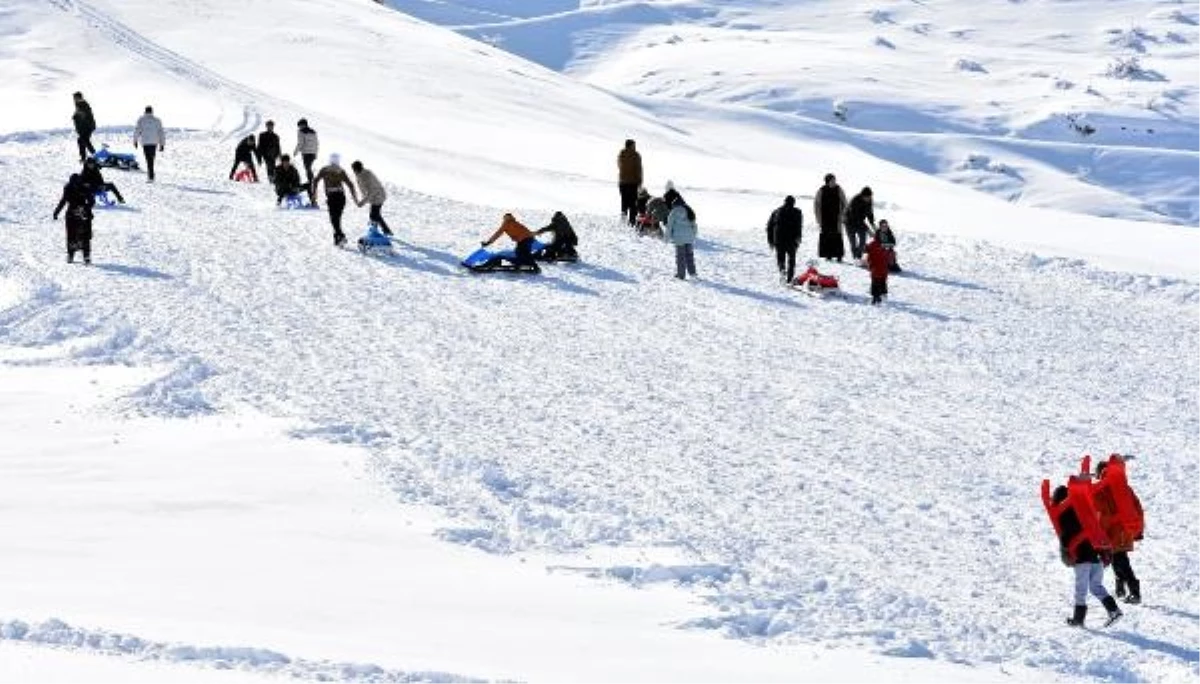 Bitlis\'te kayakseverler El-Aman Hanı Kayak Merkezi\'nde yoğunluk oluşturdu