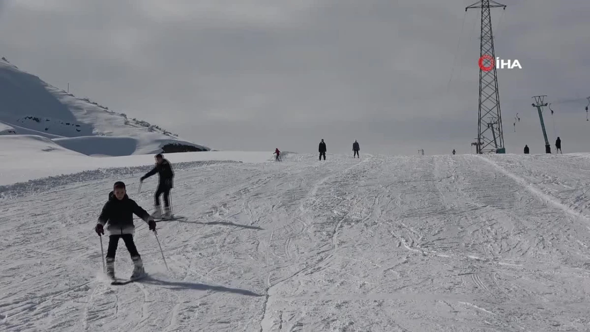 Bitlis\'teki kayak tesisi yarıyıl tatilinde dolup taştı