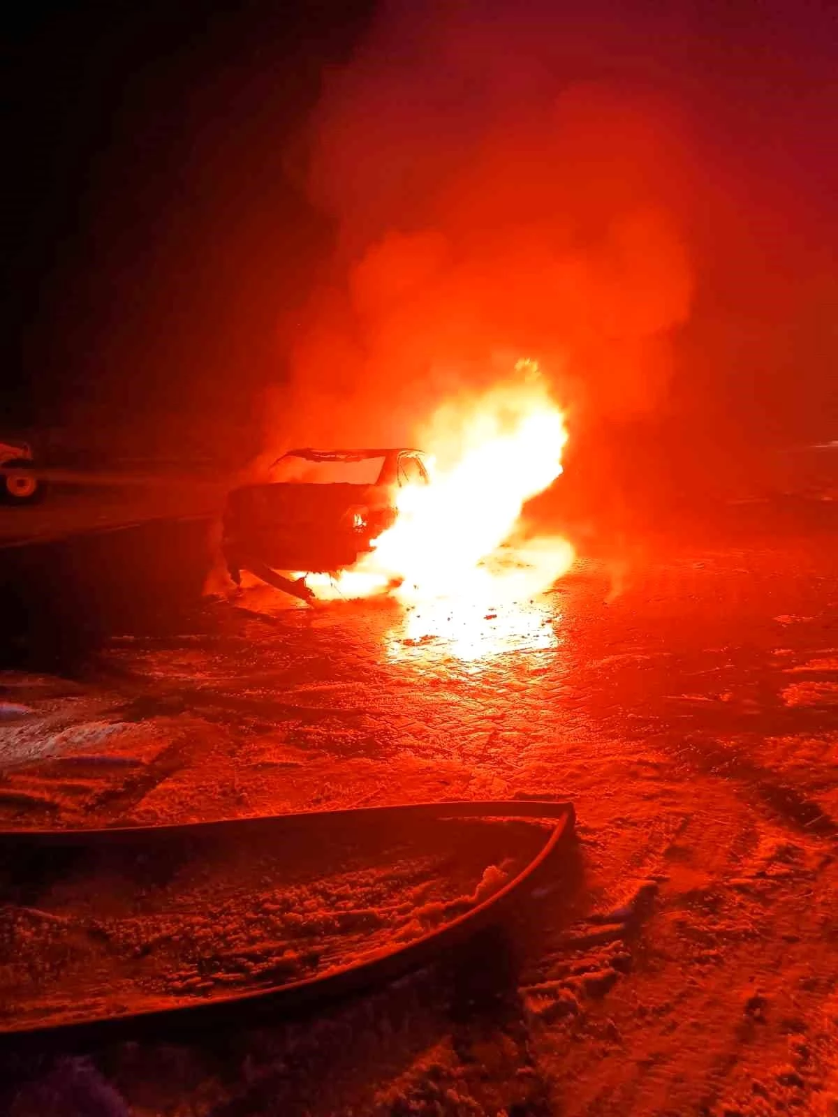 Bolu\'da Abant Gölü Milli Parkı\'nda çıkan yangında otomobil alev topuna döndü