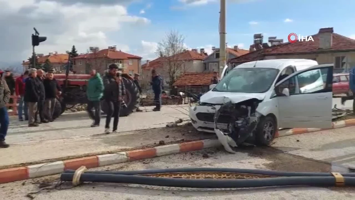 Burdur\'da traktör ile hafif ticari araç çarpıştı: 1 yaralı