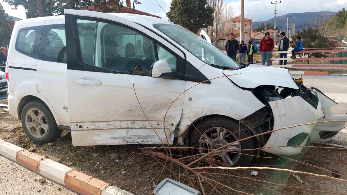 Burdur\'da traktör ile ticari araç çarpıştı: 1 yaralı