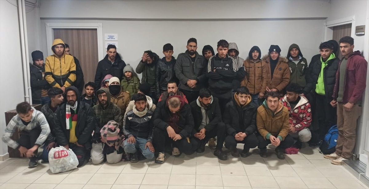 Bursa\'da 45 düzensiz göçmen yakalandı, 2 göçmen kaçakçılığı şüphelisi tutuklandı