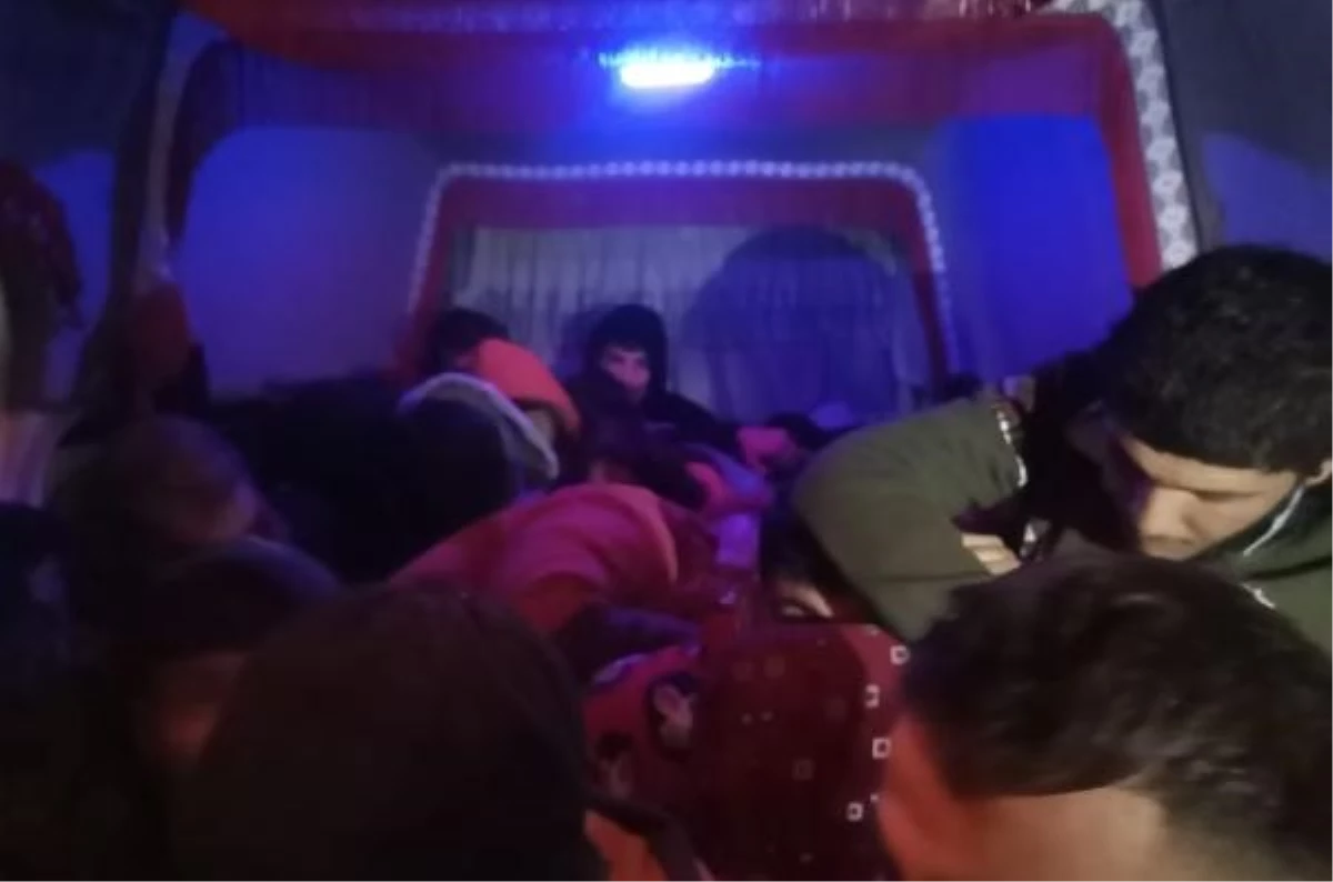 Bursa\'da 2 minibüste 47 kaçak göçmen yakalandı