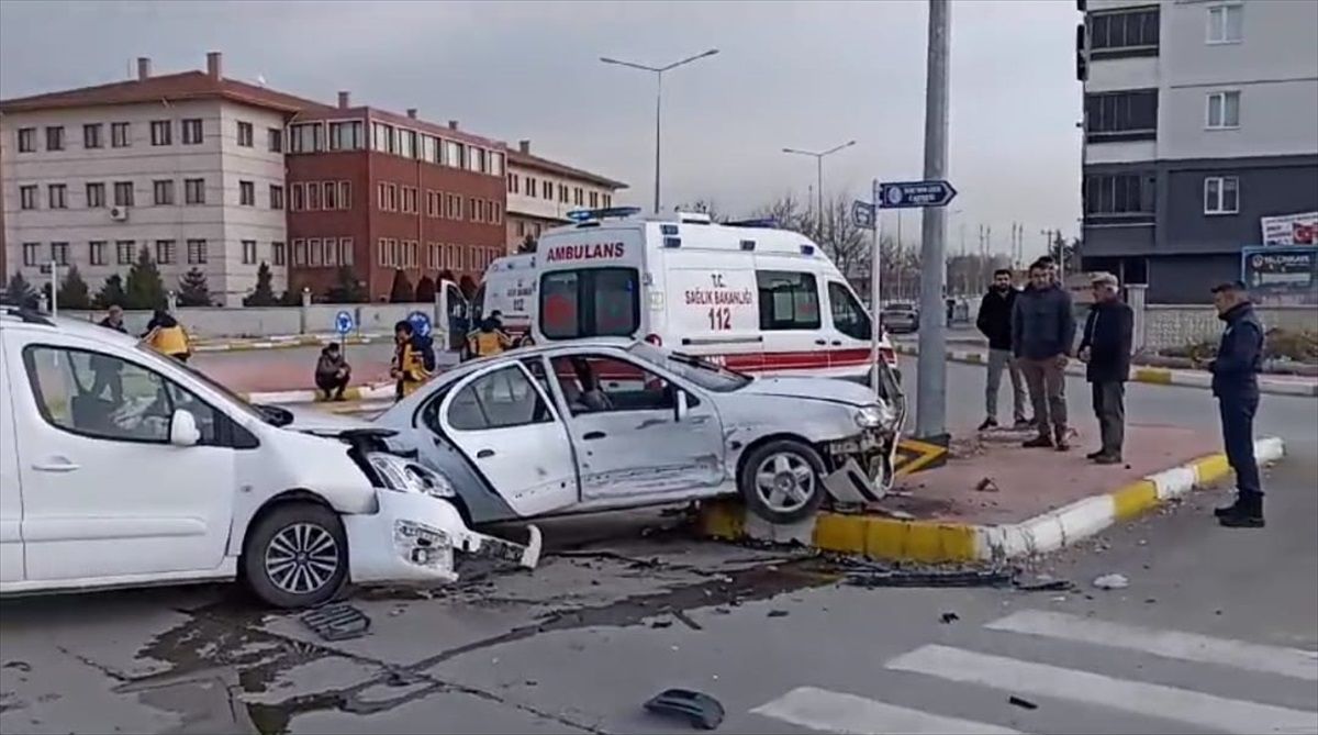 Çorum\'da hafif ticari araç ile çarpışan otomobildeki aynı aileden 5 kişi yaralandı