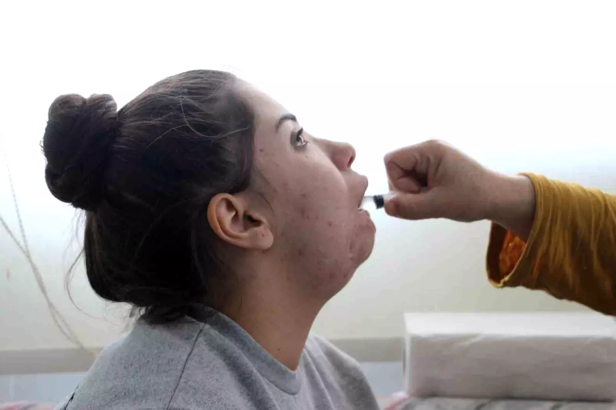 Depremde çenesini kaybeden genç kızın tek hayali ailesine \'anne\' ve \'baba\' diyebilmek