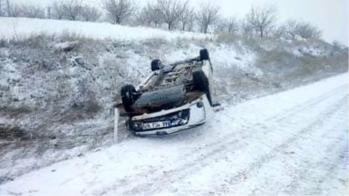 Elazığ\'da Kar Yağışı Nedeniyle Kontrolden Çıkan Otomobil Takla Attı