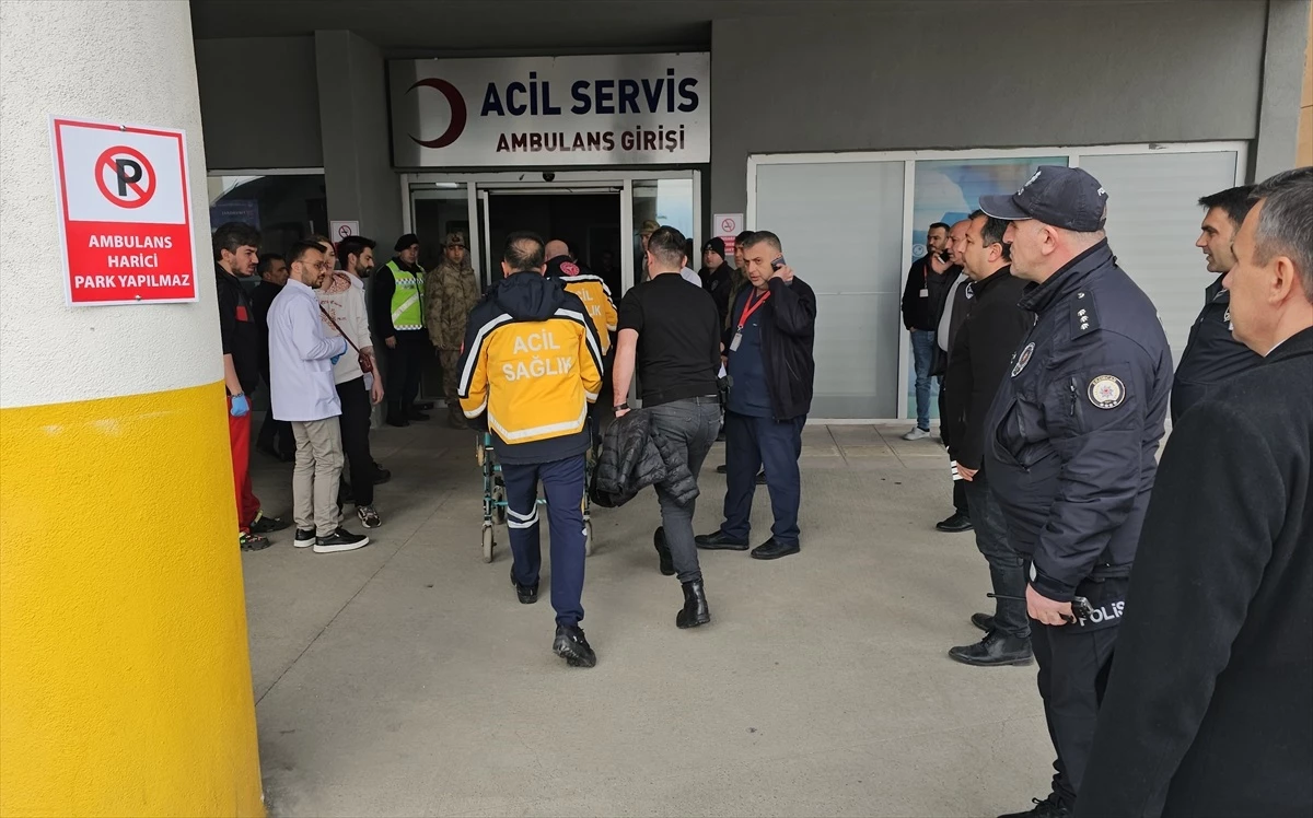 Erzincan\'da cezaevi aracı ile hafif ticari araç çarpışması: 1 ölü, 9 yaralı