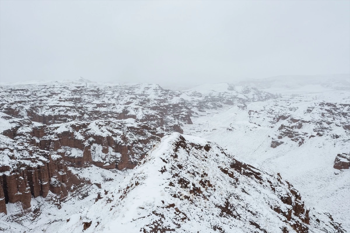 Erzurum Narman\'daki Peribacaları Karla Kaplandı