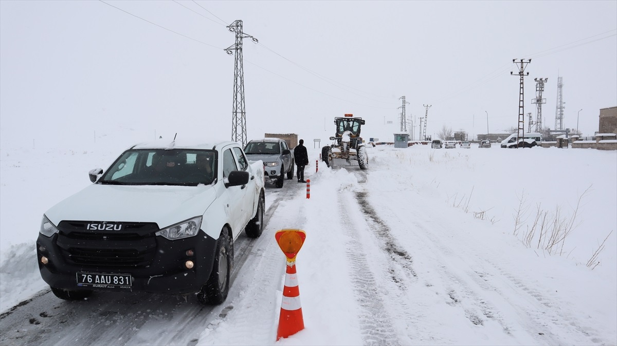 Erzurum, Kars ve Iğdır\'da 18 yerleşim yerine kar ve tipi nedeniyle ulaşım sağlanamıyor