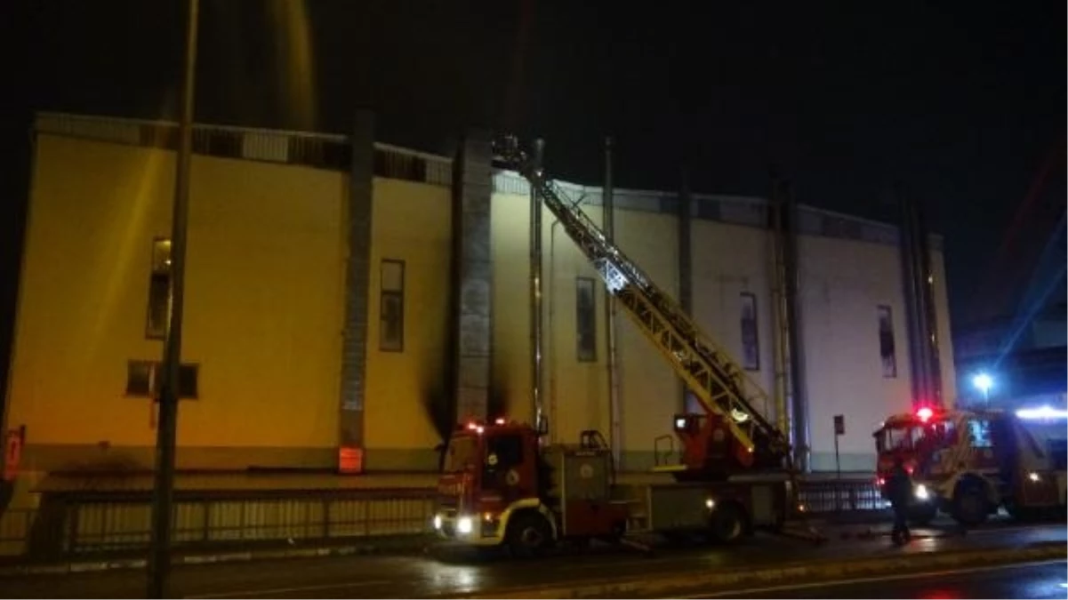 Çayırova\'da bir boya fabrikasında çıkan yangın kontrol altına alındı