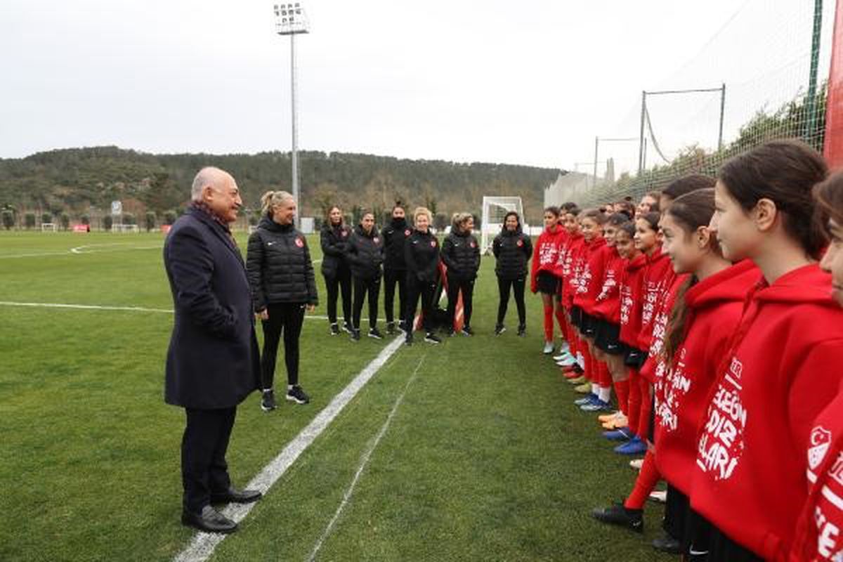 Türkiye Futbol Federasyonu'nun 'Geleceğin Yıldız Kızları' projesi kapsamında 33 oyuncu kampa çağrıldı