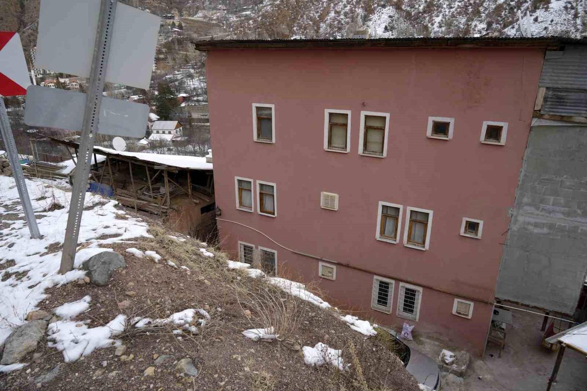 Gümüşhane\'de Yeraltı Suları Evleri Bastı: Mağduriyet Devam Ediyor