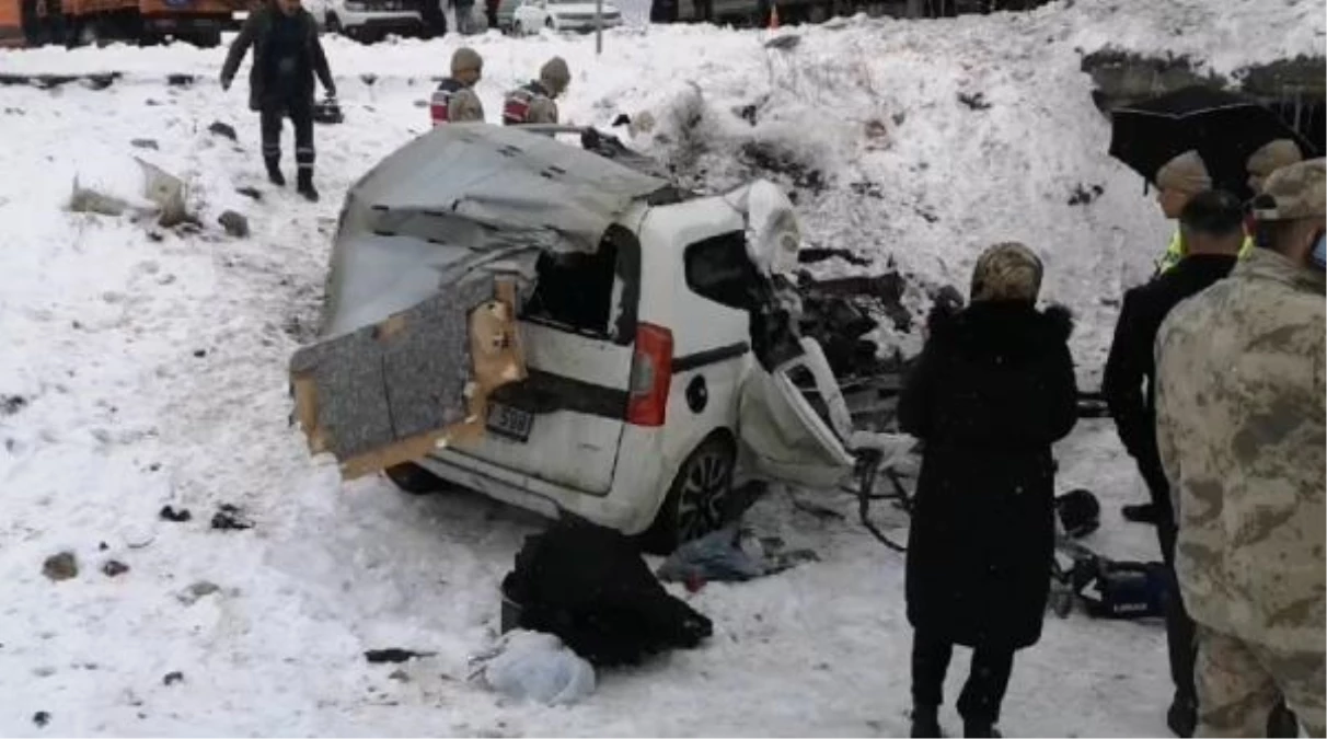 Erzincan\'da midibüs ile hafif ticari araç çarpıştı: 1 ölü, 6 asker ve 9 kişi yaralandı