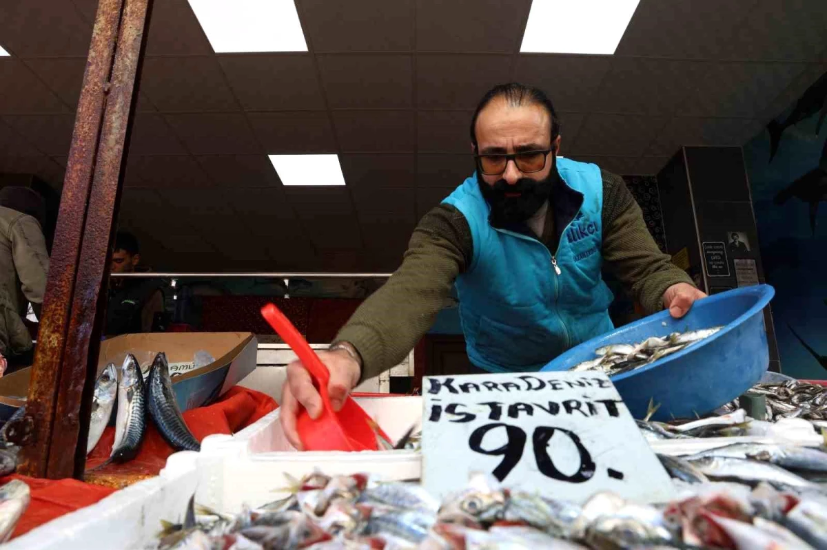 Elazığ\'da Soğuk Havalar Balık Satışlarını Artırdı