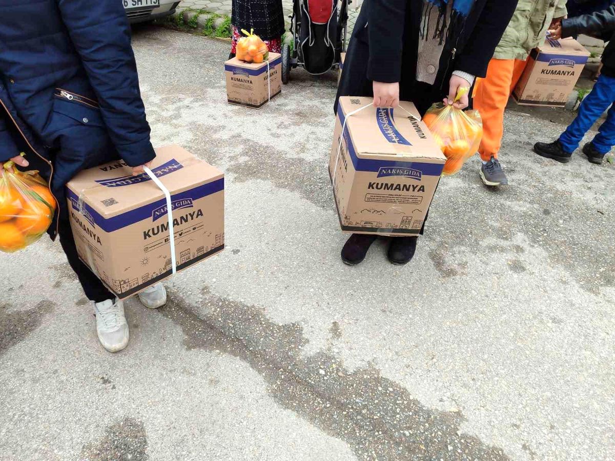 Eskişehir\'deki din görevlisi ihtiyaç sahiplerine yardım ediyor