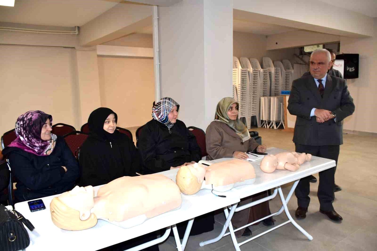 Bilecik\'te 4-6 yaş Kur\'an kursu öğreticilerine ilk yardım eğitim semineri başladı