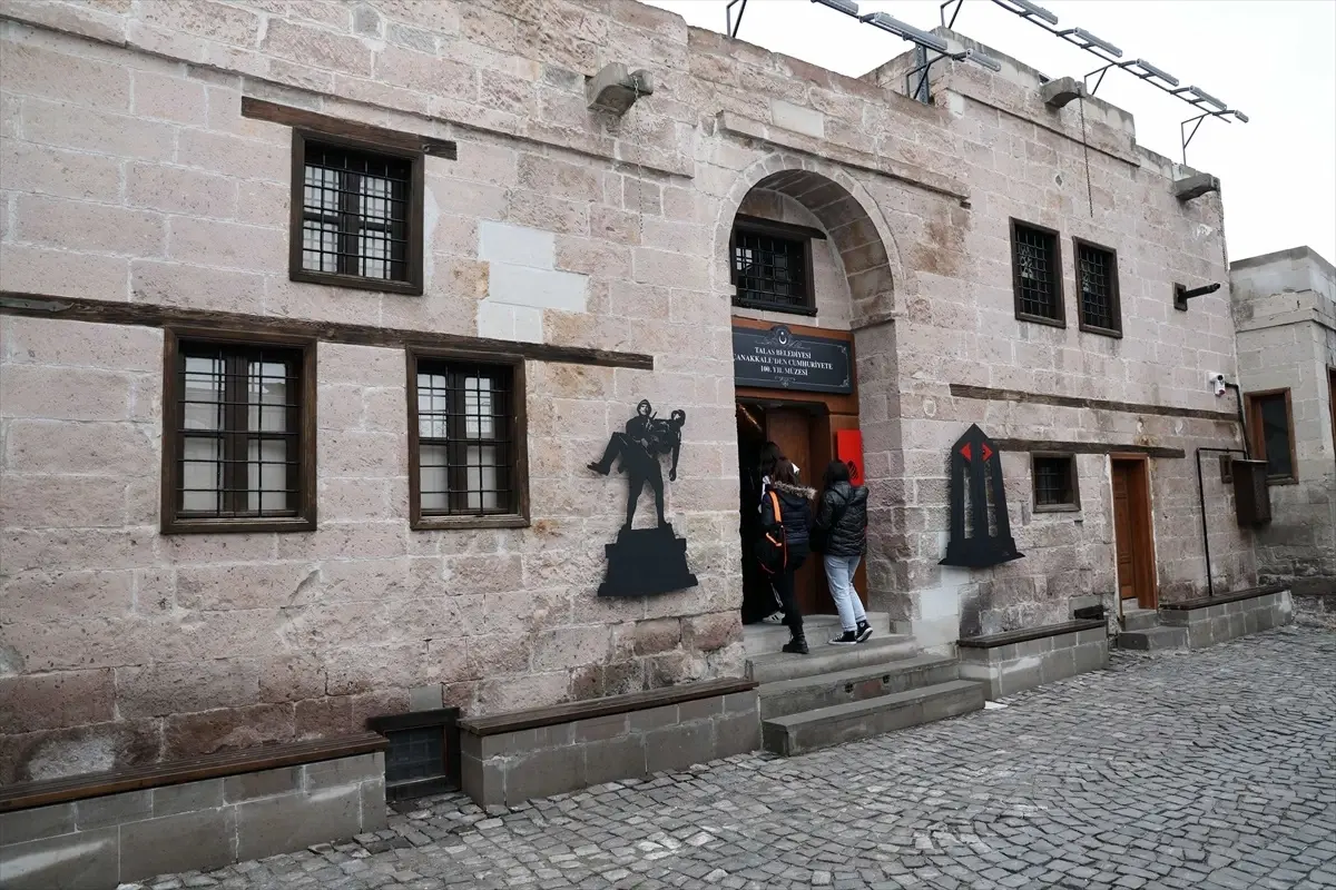 İngiliz Roman Yazarı Louis de Bernieres, Çanakkale Müzesi'ni Ziyaret Etti