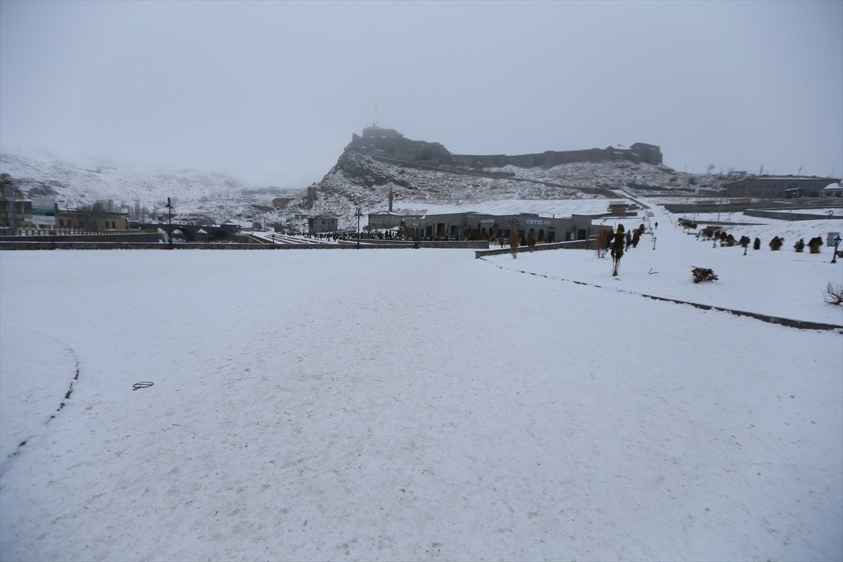 Kars ile Tunceli\'de kar yağışı, Erzurum, Iğdır ve Ardahan\'da soğuk hava etkisini hissettirdi