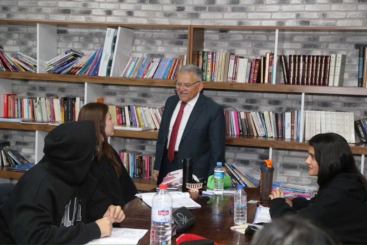 Kayseri Büyükşehir Belediye Başkanı Erciyesevler Akademi Merkezi\'ni ziyaret etti