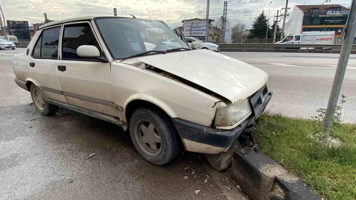 İzmit\'te otomobil refüje çarptı: Sürücü yaralandı
