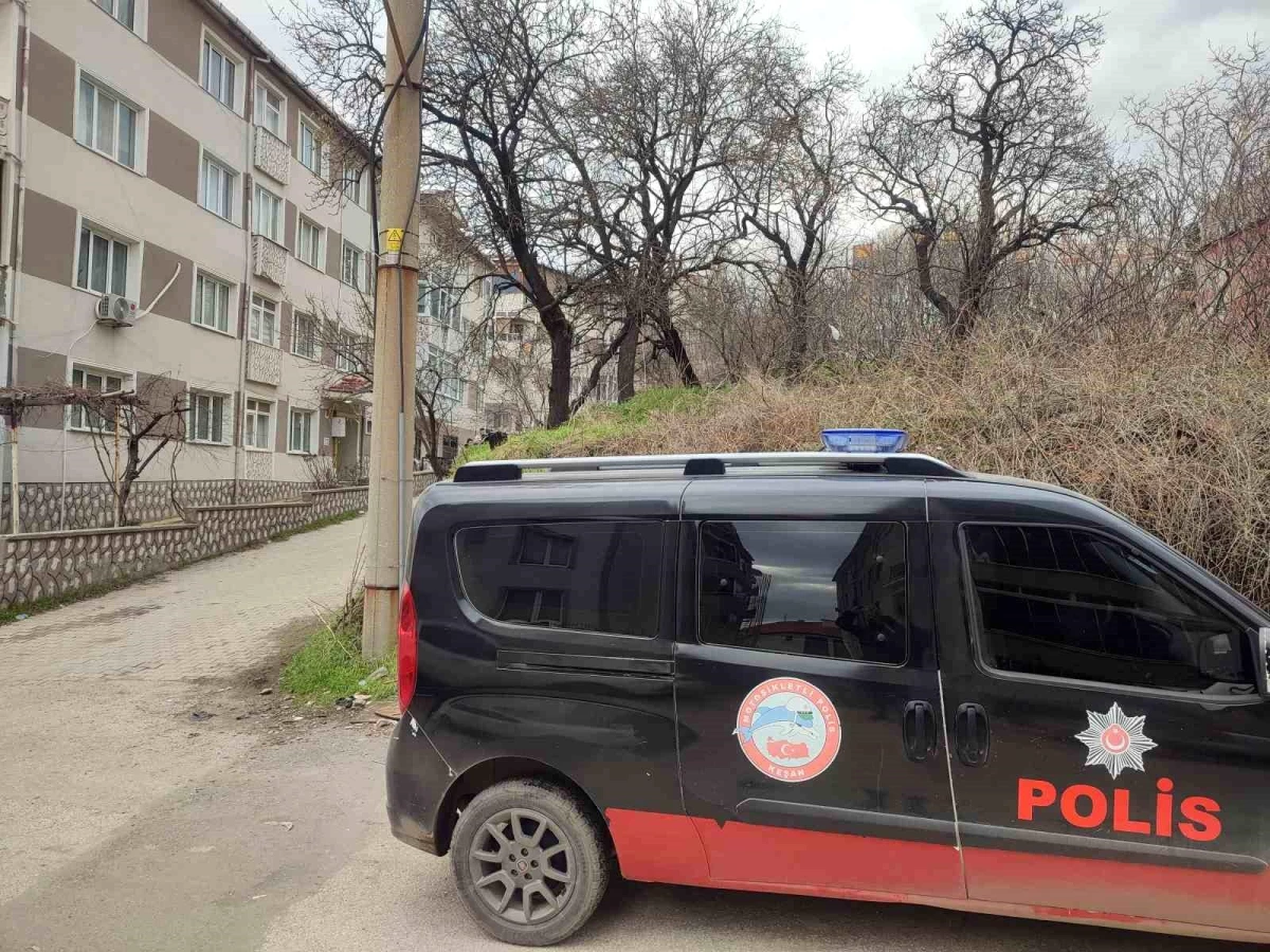 Edirne\'de bir apartmanın duvarı devrildi, genç kadın hayatını kaybetti