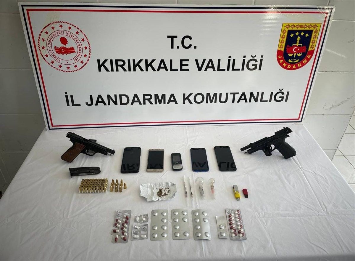 Kırıkkale\'de Jandarma Operasyonu: Sentetik Hap ve Ruhsatsız Tabanca Ele Geçirildi
