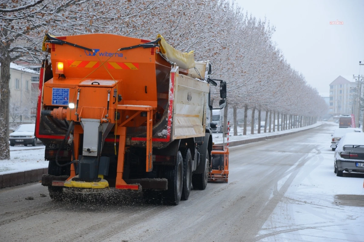 Kırşehir Belediyesi Kar Yağışına Anında Müdahale Etti