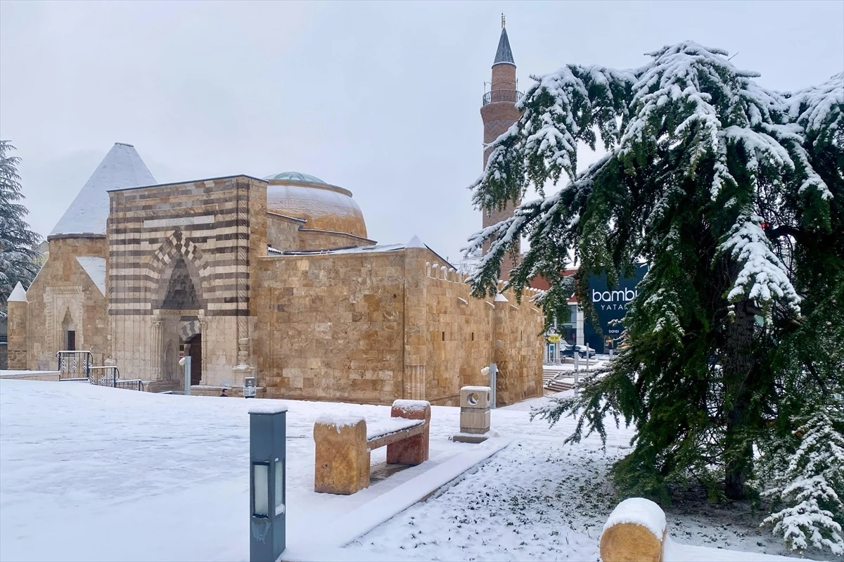 Kırşehir\'de Kar Yağışı Başladı
