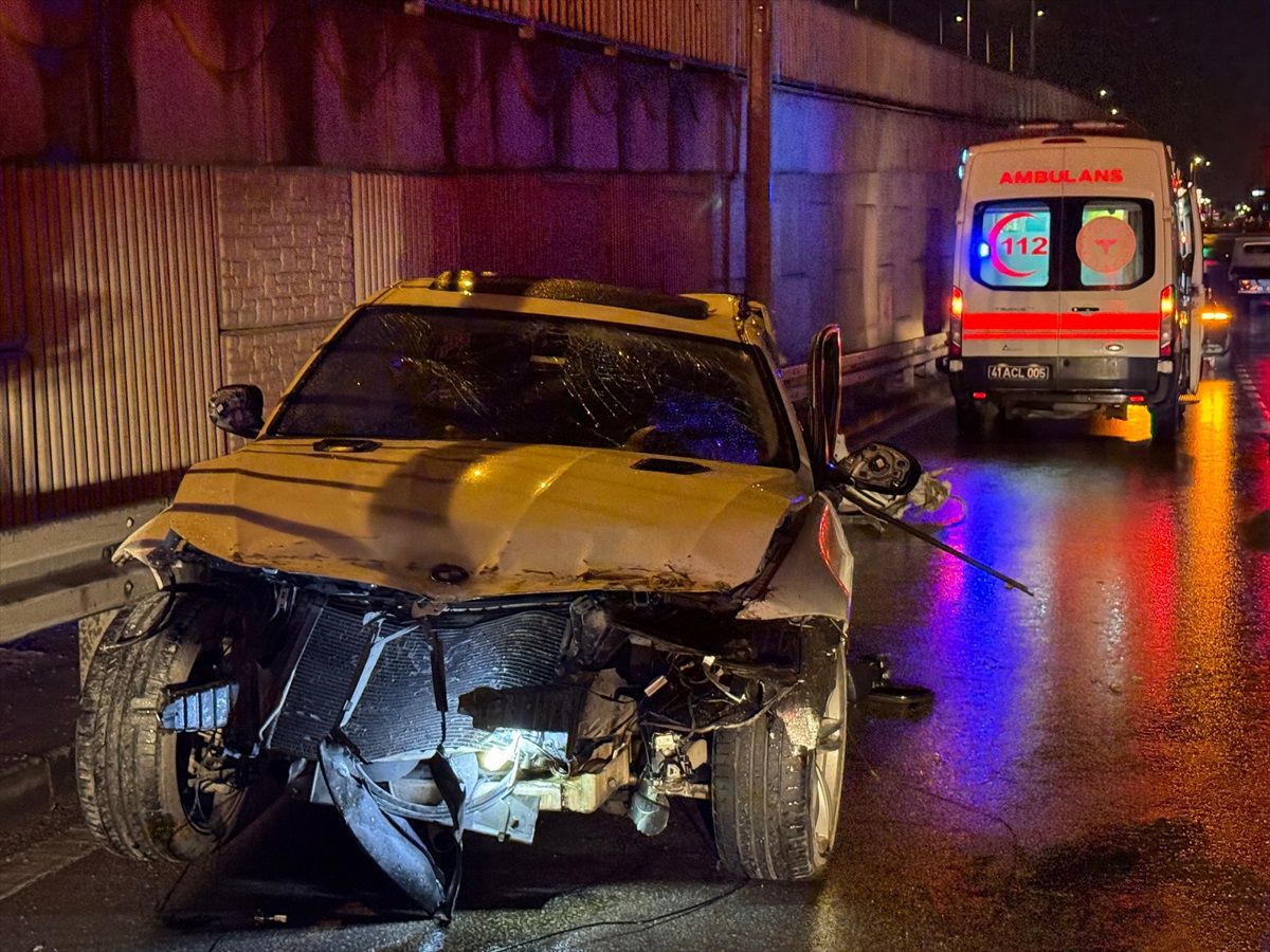 Kocaeli\'de Bariyerlere Çarpan Otomobilde 2 Kişi Hayatını Kaybetti