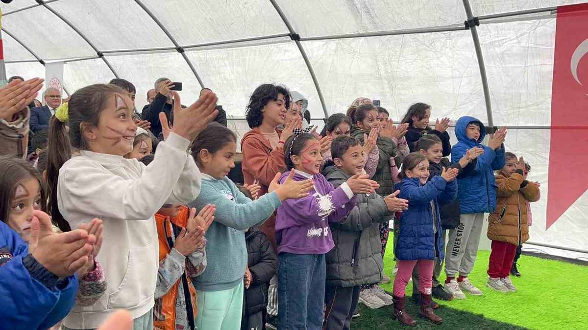 Osmaniye\'de afetzede çocuklar moral etkinliğinde eğlendi