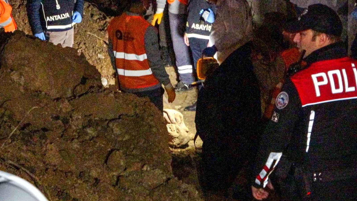 Antalya\'da Motokurye Arkadaşını ve Baldızını Öldüren Katil Zanlısı Gözaltındaki Arkadaşını da Öldürmeyi Planlamış