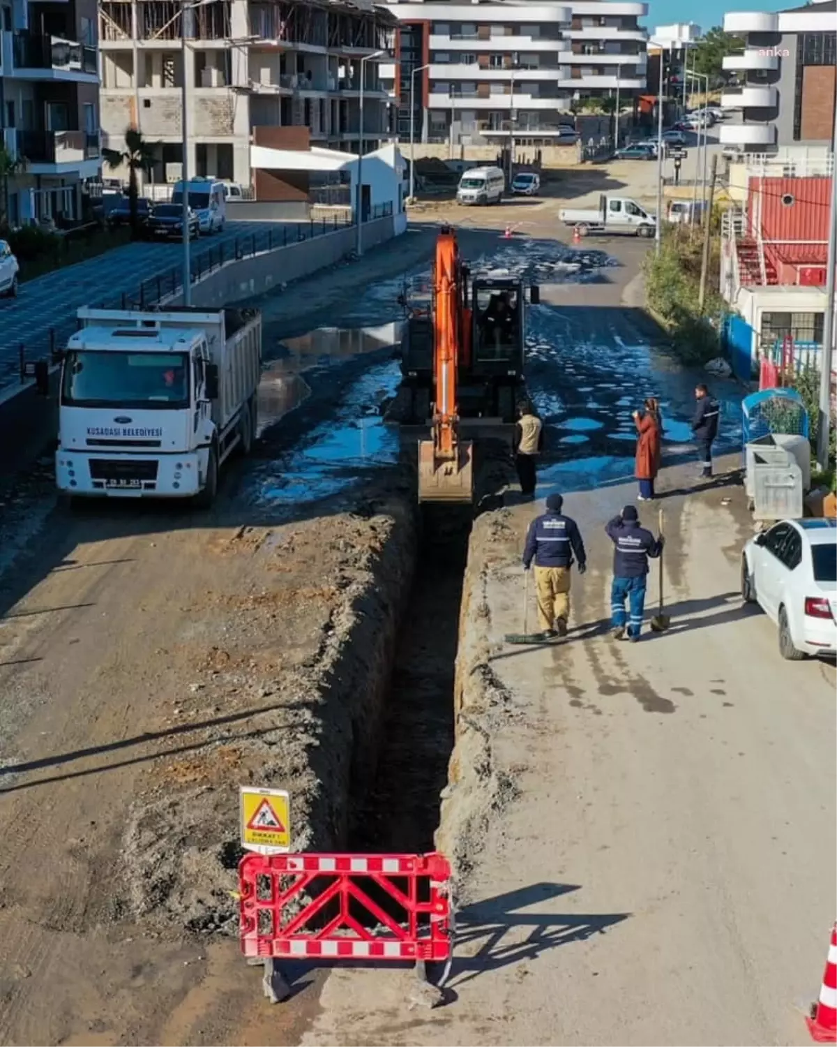 Kuşadası Belediyesi 7/24 Yol Yapım Çalışmalarına Devam Ediyor