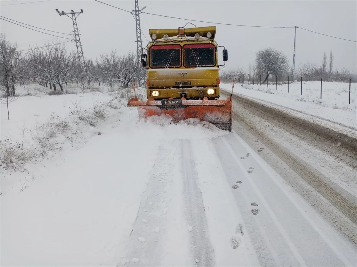 Malatya\'da Kar Nedeniyle 21 Mahalle Yolu Ulaşıma Kapandı