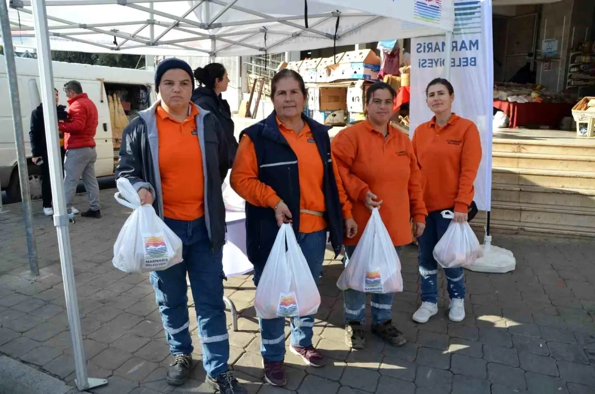 Marmaris\'te Narenciye Ağaçlarından Toplanan Turunçlar Ücretsiz Dağıtıldı