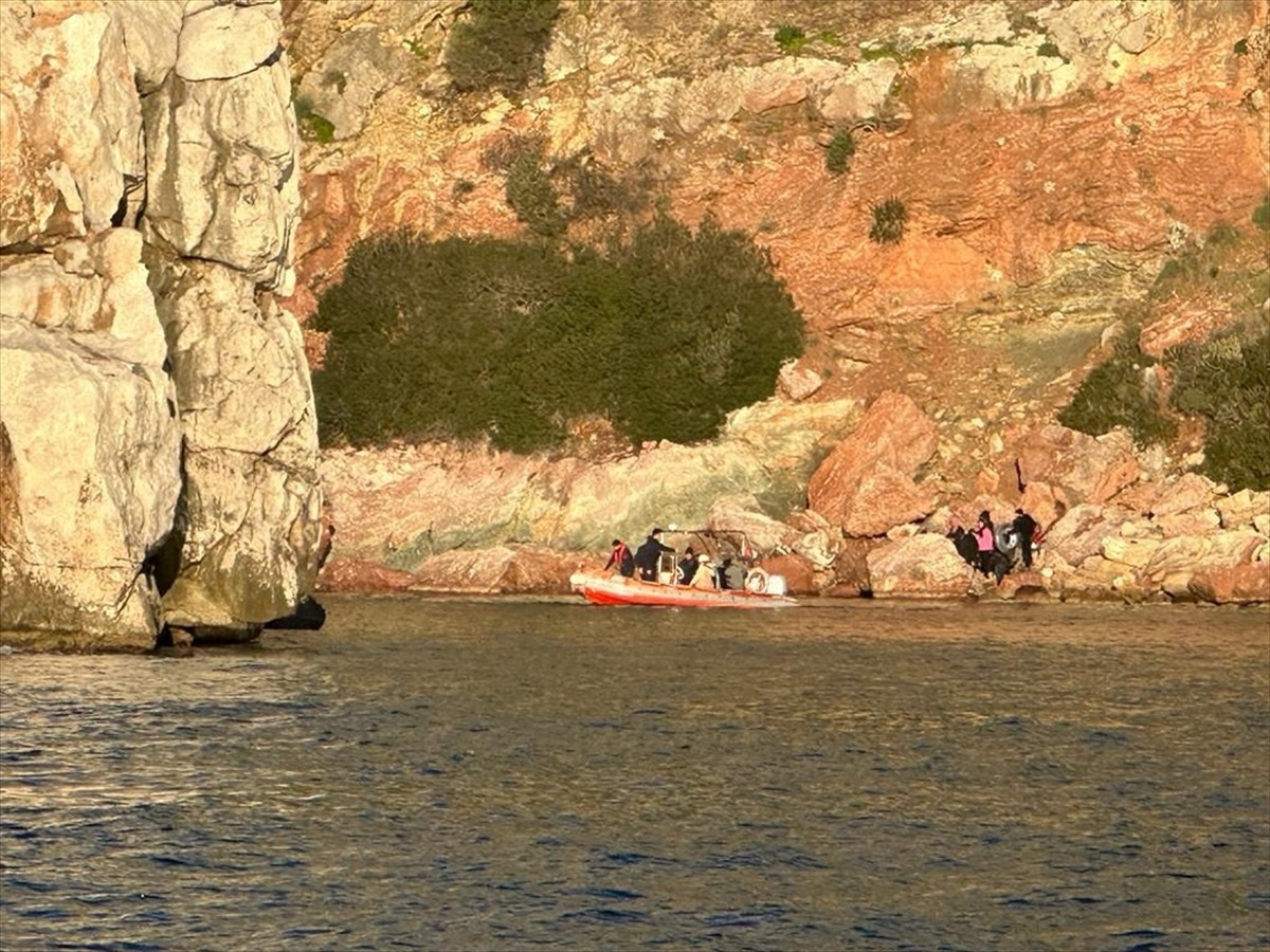 Muğla\'nın Marmaris ilçesinde 17 düzensiz göçmen kurtarıldı