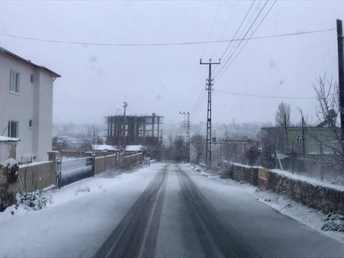 Mersin\'in Gülnar ilçesi kar yağışıyla beyaza büründü