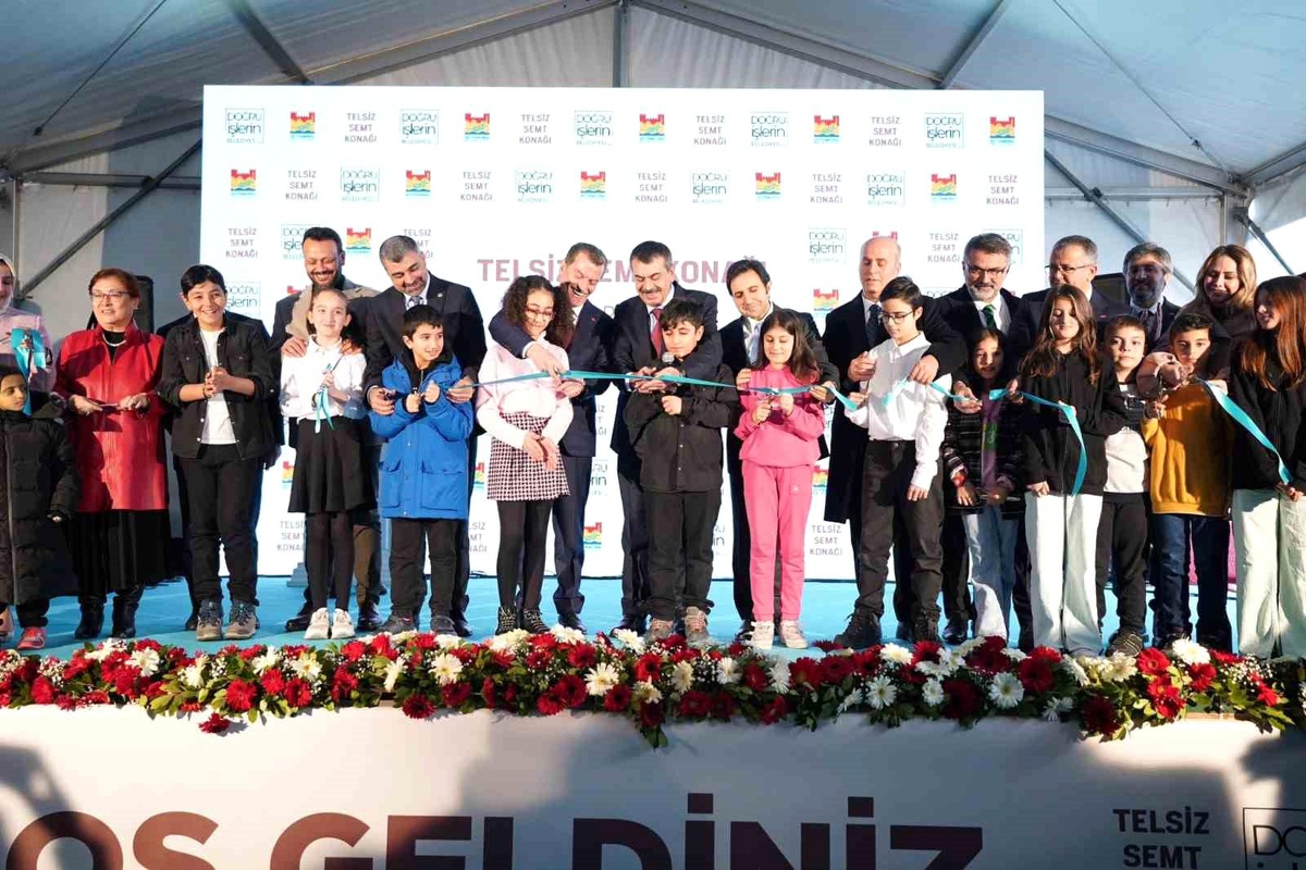Milli Eğitim Bakanı Yusuf Tekin, Velilere Çocuklarıyla Kitap Okumalarını Tavsiye Etti