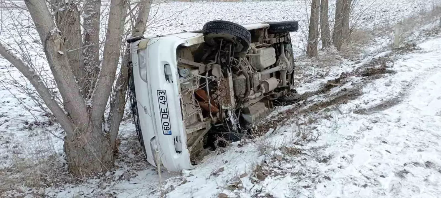 Tokat Yeşilyurt\'ta Minibüs Devrildi, 3 Kişi Yaralandı