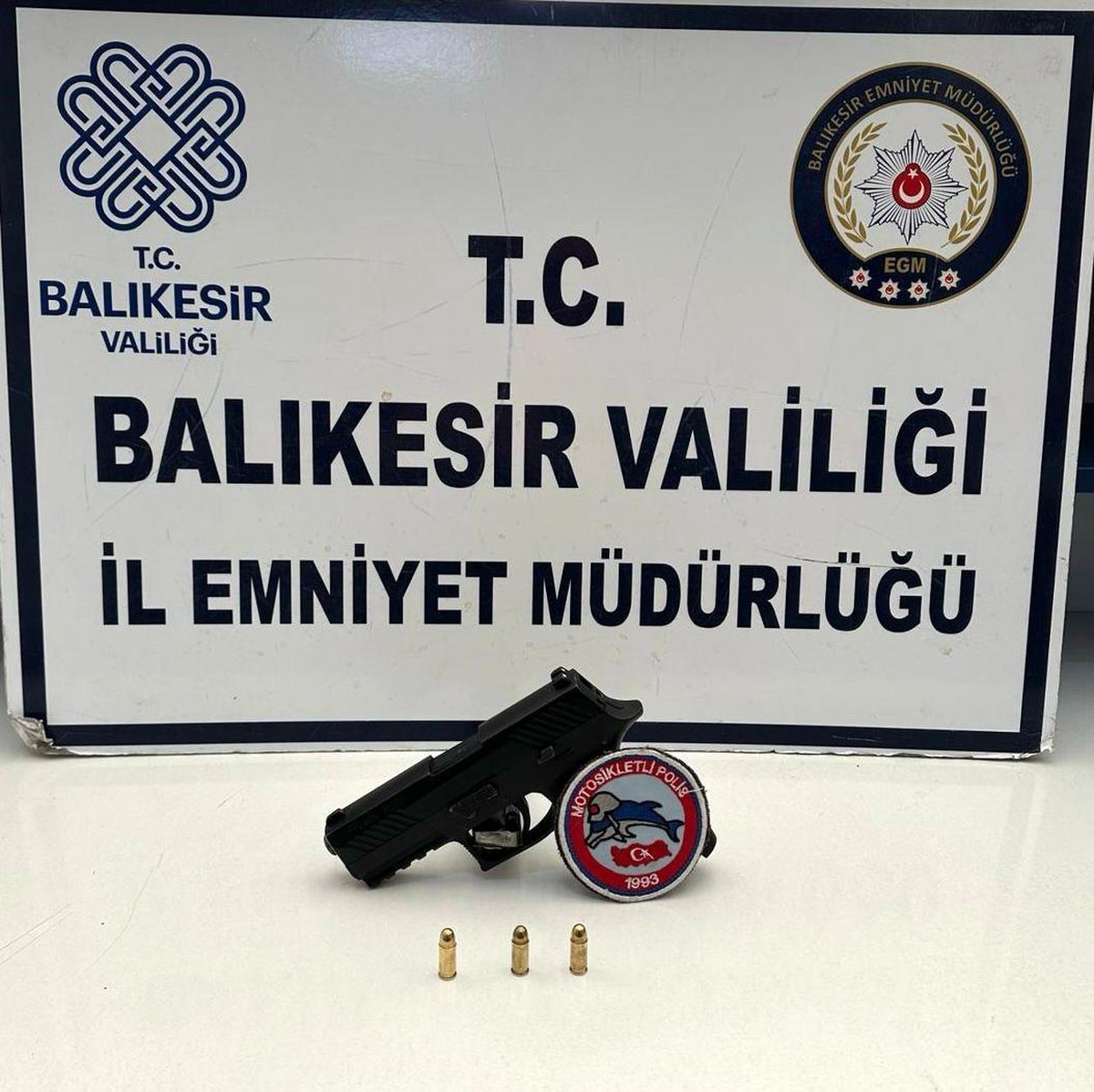 Balıkesir\'de Asayiş Şube Motosikletli Polis Timleri 2 şahsa ait araçta ruhsatsız tabanca ve sentetik ecza ele geçirdi