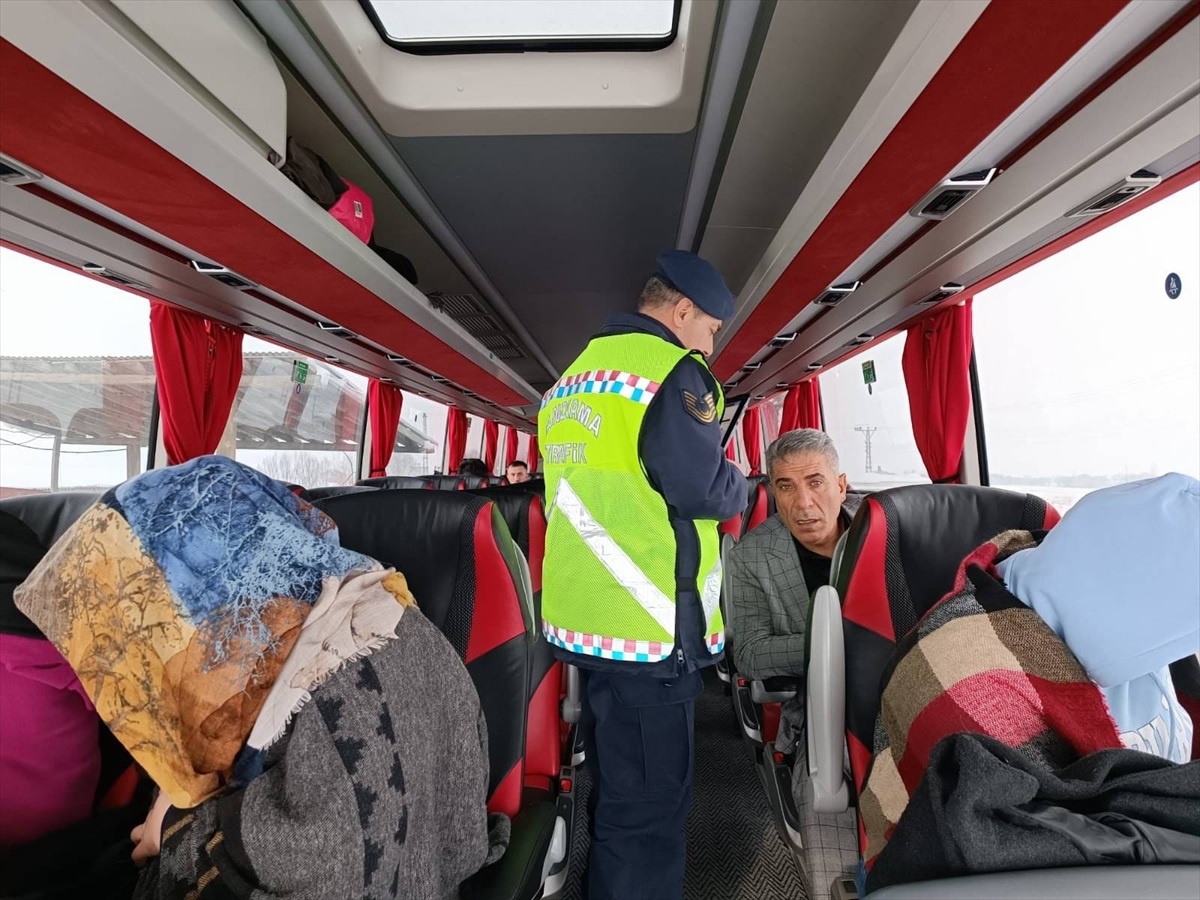 Muş İl Jandarma Komutanlığı, ticari araçlara denetim gerçekleştirdi