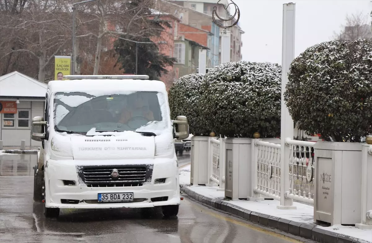 Niğde\'de gece başlayan kar yağışıyla kent beyaza büründü