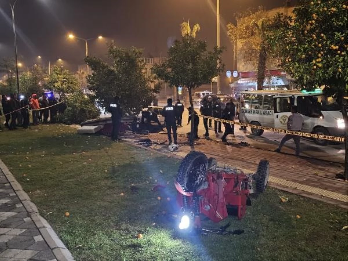 Adana\'da Otomobil ile Elektrikli Bisiklet Çarpıştı: 1 Ölü, 3 Yaralı
